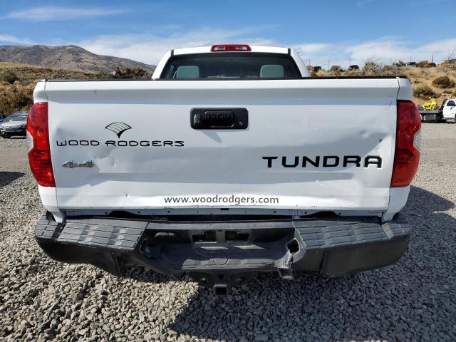5TFUM5F10JX074594 - 2018 TOYOTA TUNDRA DOUBLE CAB SR/SR5 WHITE photo 6
