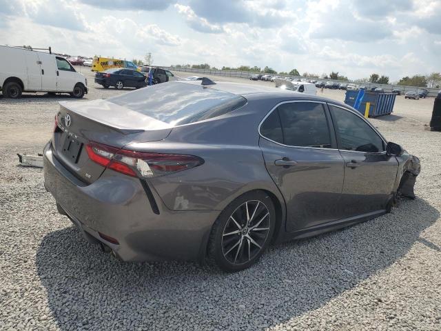 4T1T11AK2NU640075 - 2022 TOYOTA CAMRY SE رمادي صورة 3