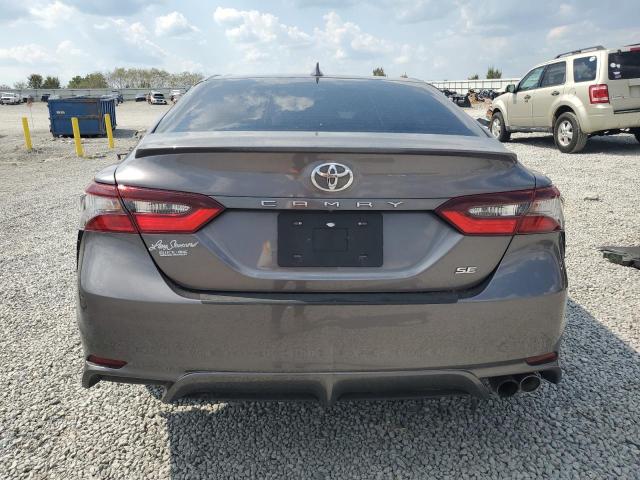 4T1T11AK2NU640075 - 2022 TOYOTA CAMRY SE رمادي صورة 6