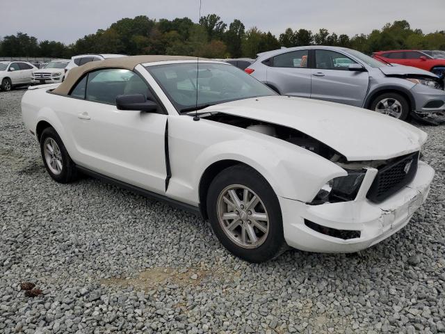 1ZVHT84NX85194515 - 2008 FORD MUSTANG WHITE photo 4