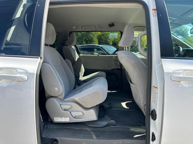 5TDJZ3DC2JS193797 - 2018 TOYOTA SIENNA LE أبيض صورة 9