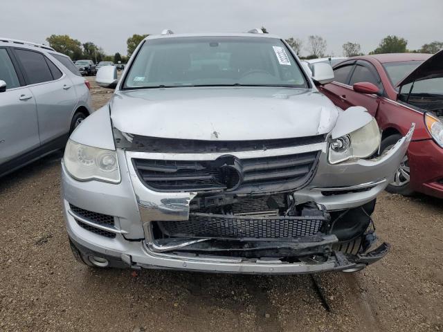 WVGBE77LX9D015562 - 2009 VOLKSWAGEN TOUAREG 2 V6 SILVER photo 5