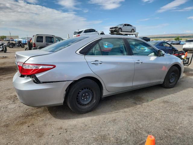 4T1BF1FKXFU988634 - 2015 TOYOTA CAMRY LE 银色 照片 3