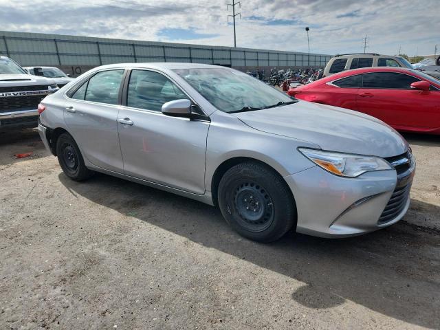 4T1BF1FKXFU988634 - 2015 TOYOTA CAMRY LE 银色 照片 4