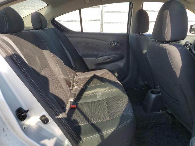 3N1CN7AP3JL875969 - 2018 NISSAN VERSA S Gümüş foto 10