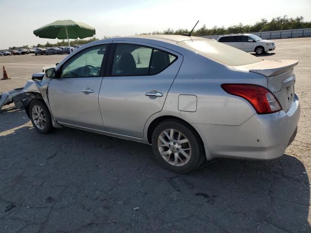 3N1CN7AP3JL875969 - 2018 NISSAN VERSA S Gümüş foto 2