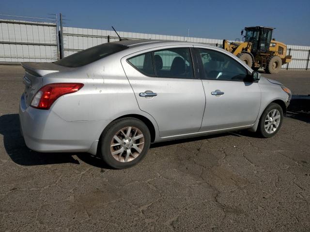 3N1CN7AP3JL875969 - 2018 NISSAN VERSA S Gümüş foto 3