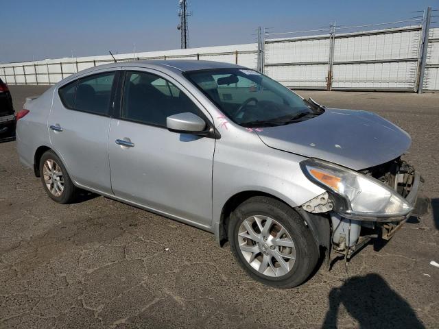3N1CN7AP3JL875969 - 2018 NISSAN VERSA S Gümüş foto 4