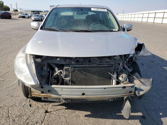 3N1CN7AP3JL875969 - 2018 NISSAN VERSA S Gümüş foto 5