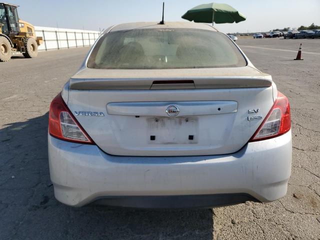 3N1CN7AP3JL875969 - 2018 NISSAN VERSA S Gümüş foto 6