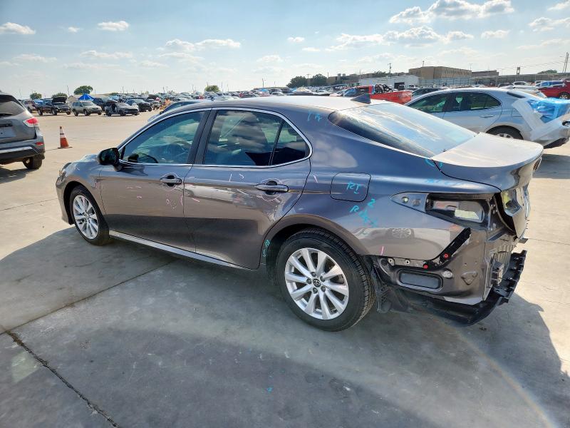 4T1C11AK0LU985490 - 2020 TOYOTA CAMRY LE GRAY photo 2