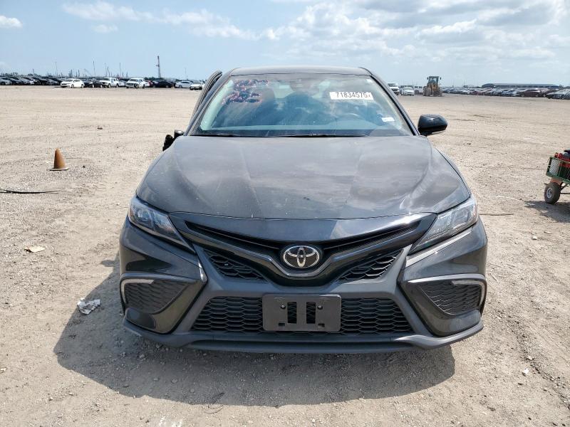 4T1T11AK5NU049626 - 2022 TOYOTA CAMRY SE Чорний фото 5