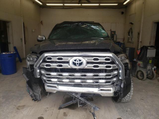 5TFMC5AB2PX001738 - 2023 TOYOTA TUNDRA CREWMAX PLATINUM Grau Foto 5