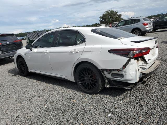 4T1G11AK2NU677595 - 2022 TOYOTA CAMRY SE WHITE photo 2