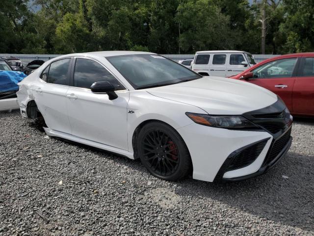 4T1G11AK2NU677595 - 2022 TOYOTA CAMRY SE WHITE photo 4