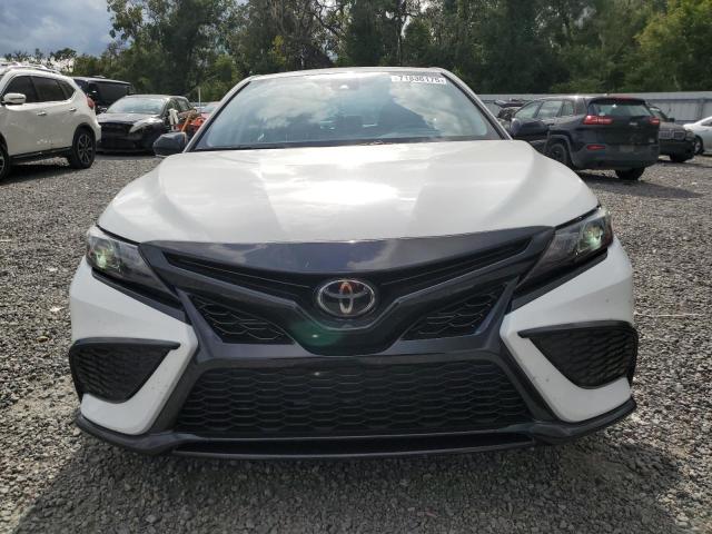 4T1G11AK2NU677595 - 2022 TOYOTA CAMRY SE WHITE photo 5