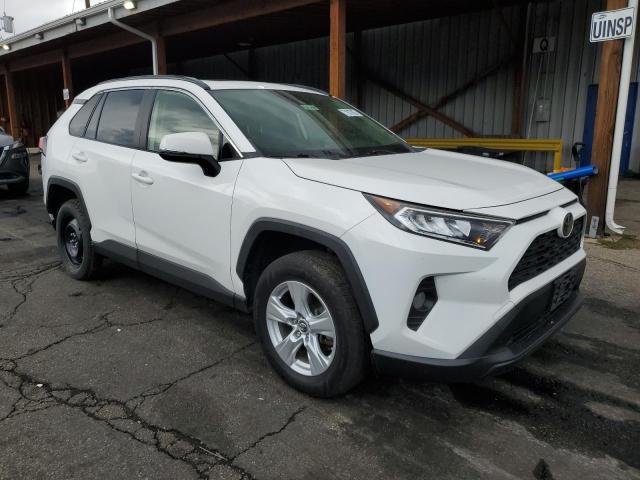 JTMP1RFVXKD024725 - 2019 TOYOTA RAV4 XLE Ақ фото 4