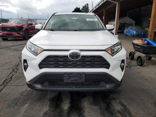JTMP1RFVXKD024725 - 2019 TOYOTA RAV4 XLE Ақ фото 5