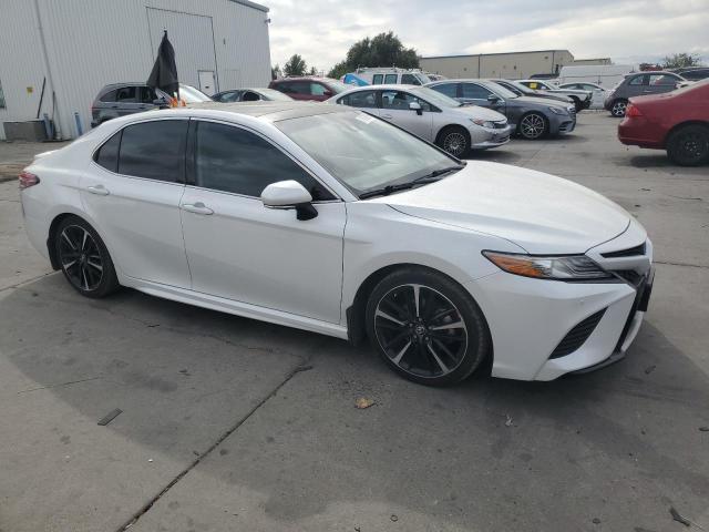4T1BZ1HK0KU509488 - 2019 TOYOTA CAMRY XSE Weiß Foto 4