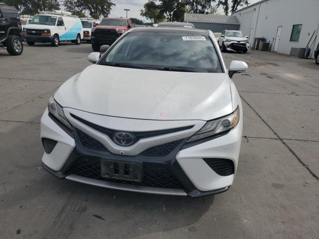 4T1BZ1HK0KU509488 - 2019 TOYOTA CAMRY XSE Weiß Foto 5