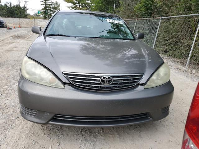 4T1BE30KX5U628303 - 2005 TOYOTA CAMRY LE 灰色 照片 5