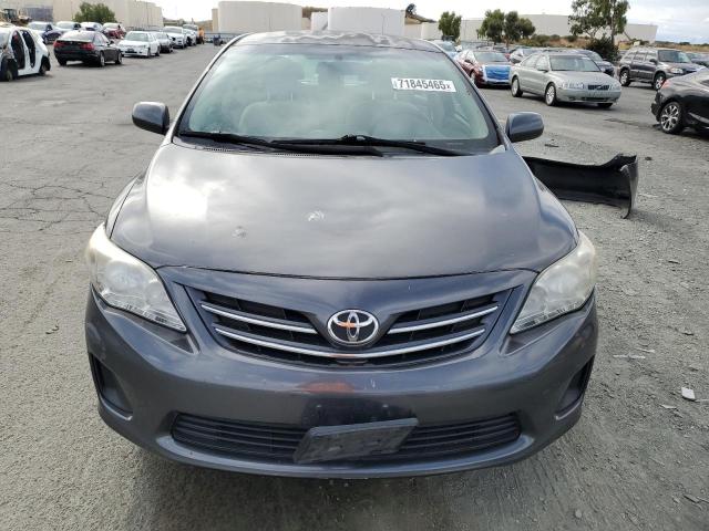 2T1BU4EE7DC009816 - 2013 TOYOTA COROLLA BASE Grau Foto 5