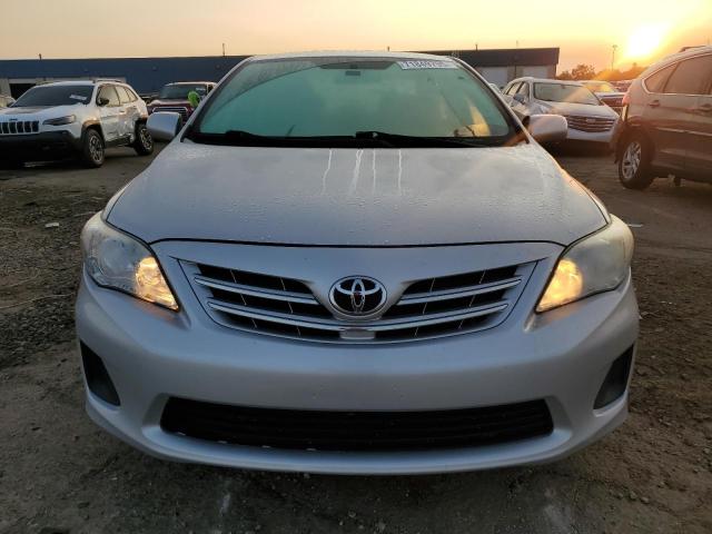 2T1BU4EE2DC963924 - 2013 TOYOTA COROLLA BASE 银色 照片 5