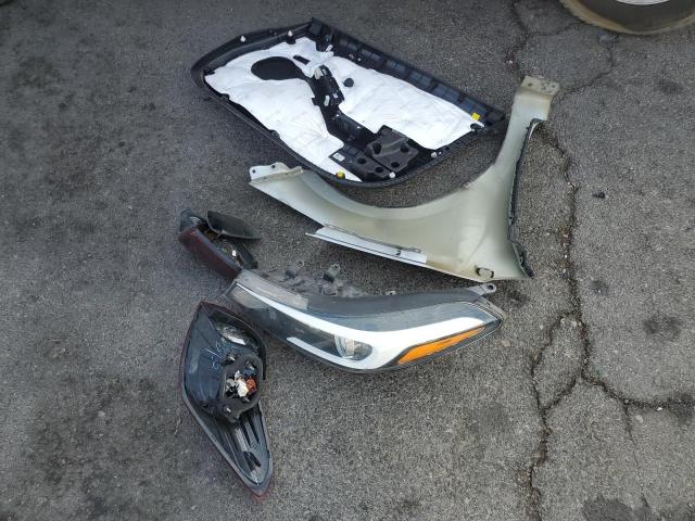 3KPFK4A7XJE168843 - 2018 KIA FORTE LX Сріблястий фото 12