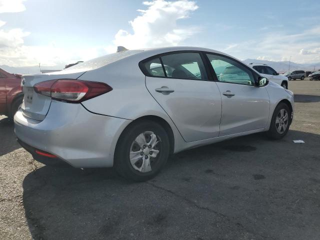 3KPFK4A7XJE168843 - 2018 KIA FORTE LX Сріблястий фото 3