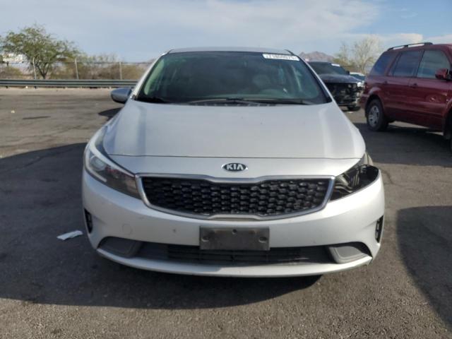 3KPFK4A7XJE168843 - 2018 KIA FORTE LX Сріблястий фото 5