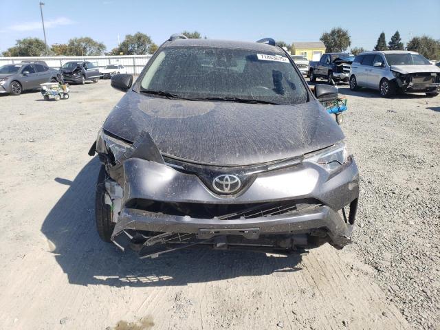 JTMZFREV5HJ131011 - 2017 TOYOTA RAV4 LE 灰色 照片 5