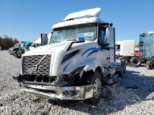 4V4NC9EH8KN217435 - 2019 VOLVO VN VNL WHITE photo 2