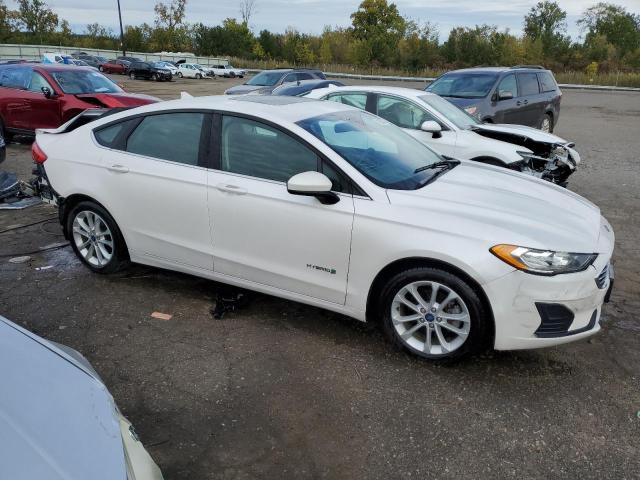 3FA6P0LU9KR195884 - 2019 FORD FUSION SE WHITE photo 4