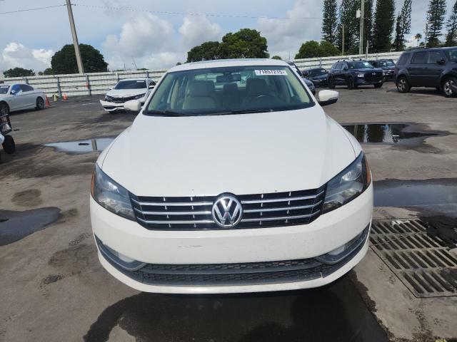 1VWCN7A32DC005895 - 2013 VOLKSWAGEN PASSAT SEL Beyaz fotoğraf 5