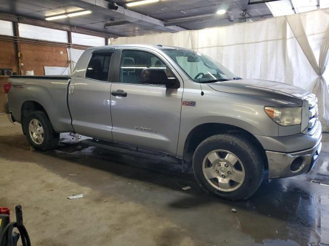 5TFUY5F18DX281081 - 2013 TOYOTA TUNDRA DOUBLE CAB SR5 SILVER photo 4