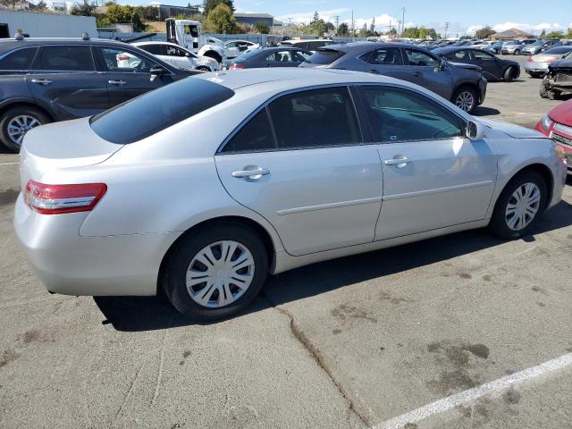 4T1BF3EK0BU214724 - 2011 TOYOTA CAMRY BASE Silber Foto 3