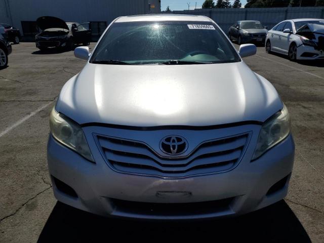 4T1BF3EK0BU214724 - 2011 TOYOTA CAMRY BASE Silber Foto 5