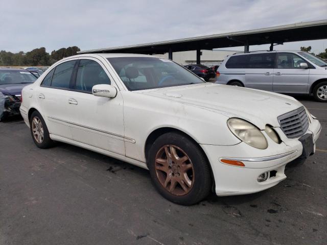 WDBUF65J45A644959 - 2005 MERCEDES-BENZ E 320 WHITE photo 4