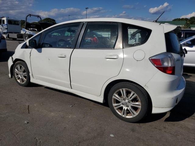 JHMGE8G59BC018643 - 2011 HONDA FIT SPORT WHITE photo 2