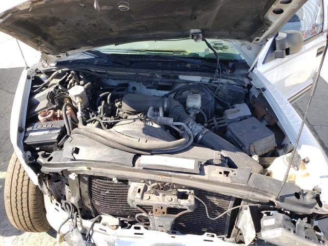 1GNCS13W712132926 - 2001 CHEVROLET BLAZER WHITE photo 12