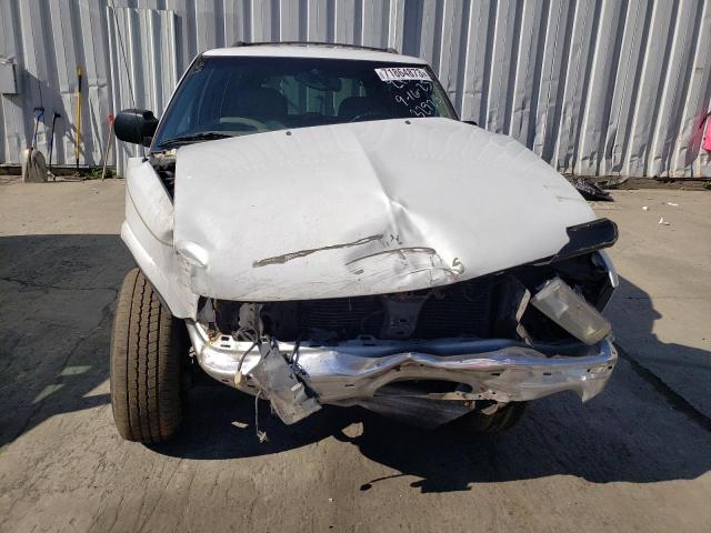 1GNCS13W712132926 - 2001 CHEVROLET BLAZER WHITE photo 5