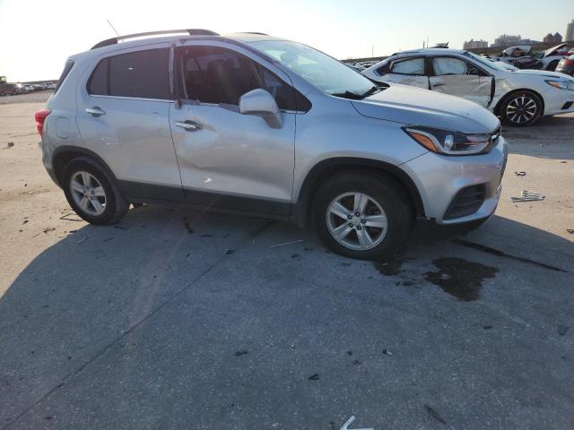 KL7CJLSB9JB676749 - 2018 CHEVROLET TRAX 1LT Gris foto 4