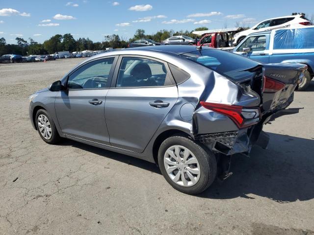 3KPC24A38JE005687 - 2018 HYUNDAI ACCENT SE رمادي صورة 2