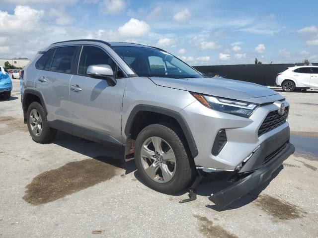 2T3W1RFV9RC254394 - 2024 TOYOTA RAV4 XLE 银色 照片 4