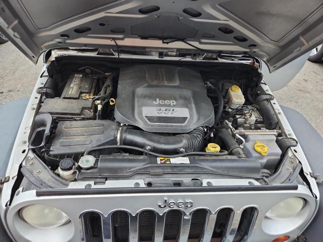 1C4HJWDG1CL197662 - 2012 JEEP WRANGLER U SPORT Srebrny zdjęcie 11