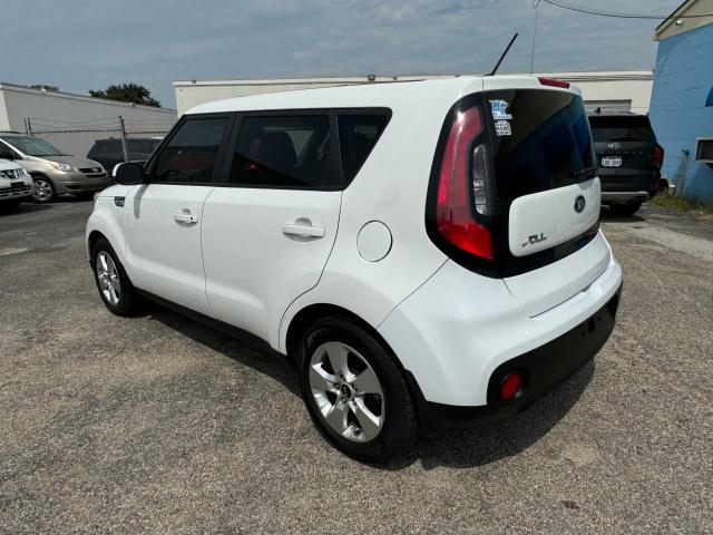 KNDJN2A24J7888973 - 2018 KIA SOUL WHITE photo 3