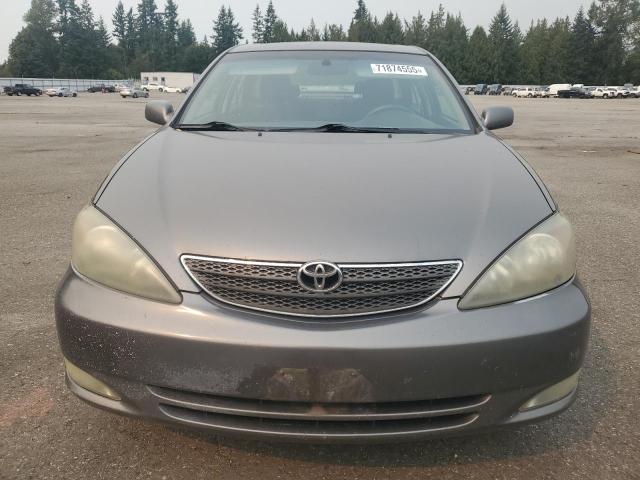 4T1BA32K84U024563 - 2004 TOYOTA CAMRY SE Gris foto 5