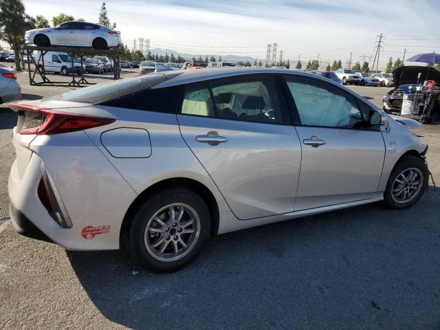 JTDKARFP5J3086002 - 2018 TOYOTA PRIUS PRIM SILVER photo 3