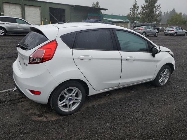 3FADP4EJXJM139496 - 2018 FORD FIESTA SE WHITE photo 3