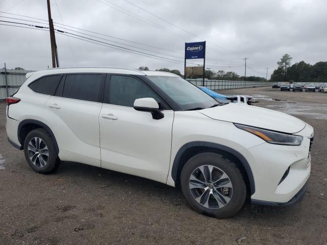 5TDGZRAH7MS060485 - 2021 TOYOTA HIGHLANDER XLE WHITE photo 4